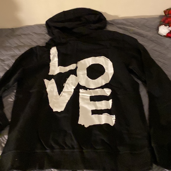 Brand new Burberry with Love logo. I just want to sale everything my closet - Picture 3 of 6